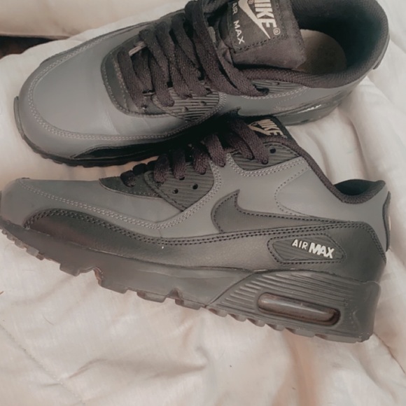 Brand new wore once size 5.5y will also fit 7wo - Picture 2 of 3